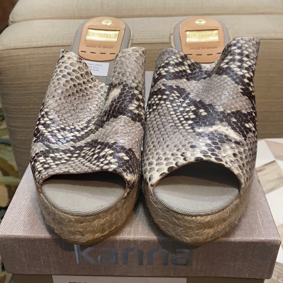 Leather-embossed snakeskin mule. - Picture 1 of 6